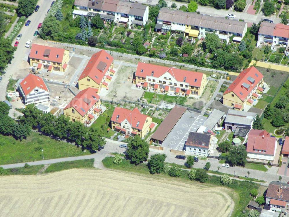 Berlin from the bird's eye view: Berlin-Kaulsdorf,20.06.2005,Wohnsiedlungsneubau der PREMIER-Deutschland GmbH, an der Dorfstr. Am Alten Dorfanger in Berlin-Kaulsdorf