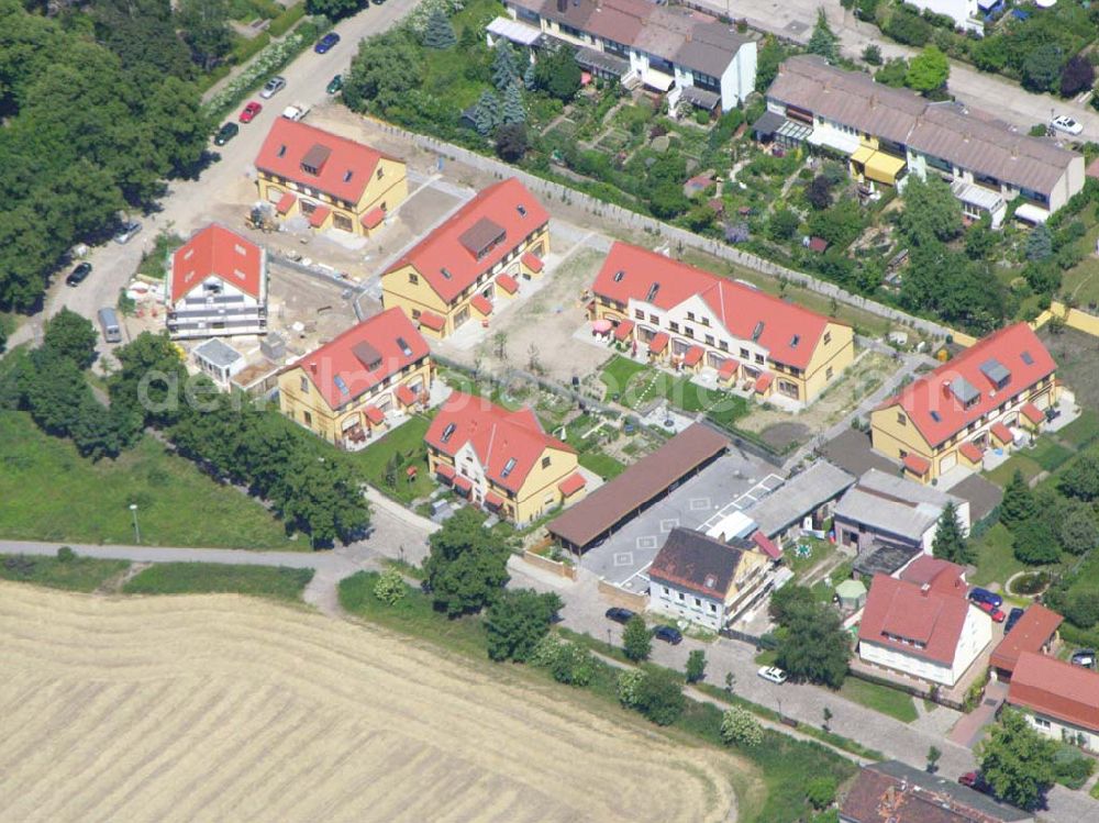 Aerial image Berlin - Berlin-Kaulsdorf,20.06.2005,Wohnsiedlungsneubau der PREMIER-Deutschland GmbH, an der Dorfstr. Am Alten Dorfanger in Berlin-Kaulsdorf