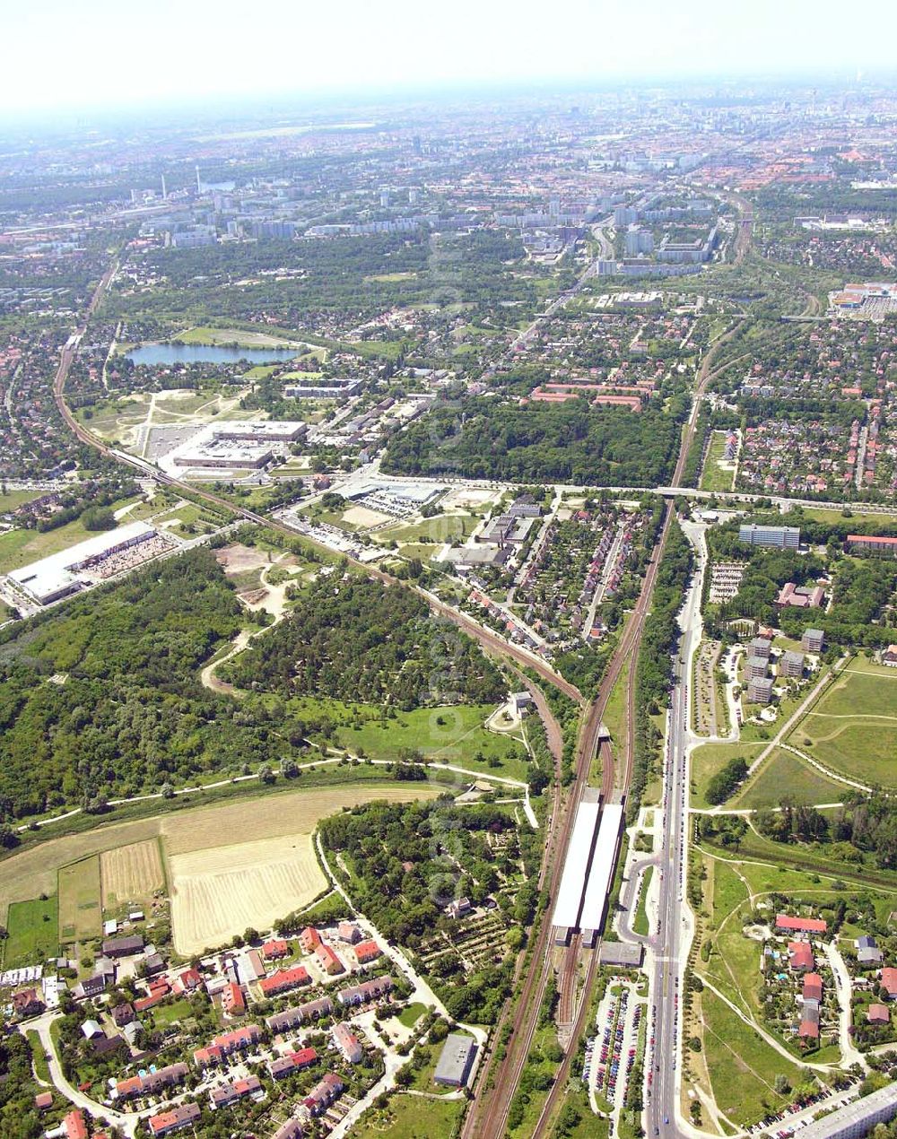 Aerial image Berlin - Blick auf Kaulsdorf. Im Vordergrund ist der Wohnsiedlungsneubau der PREMIER-Deutschland GmbH, an der Dorfstr. Am Alten Dorfanger in Berlin-Kaulsdorf zu sehen