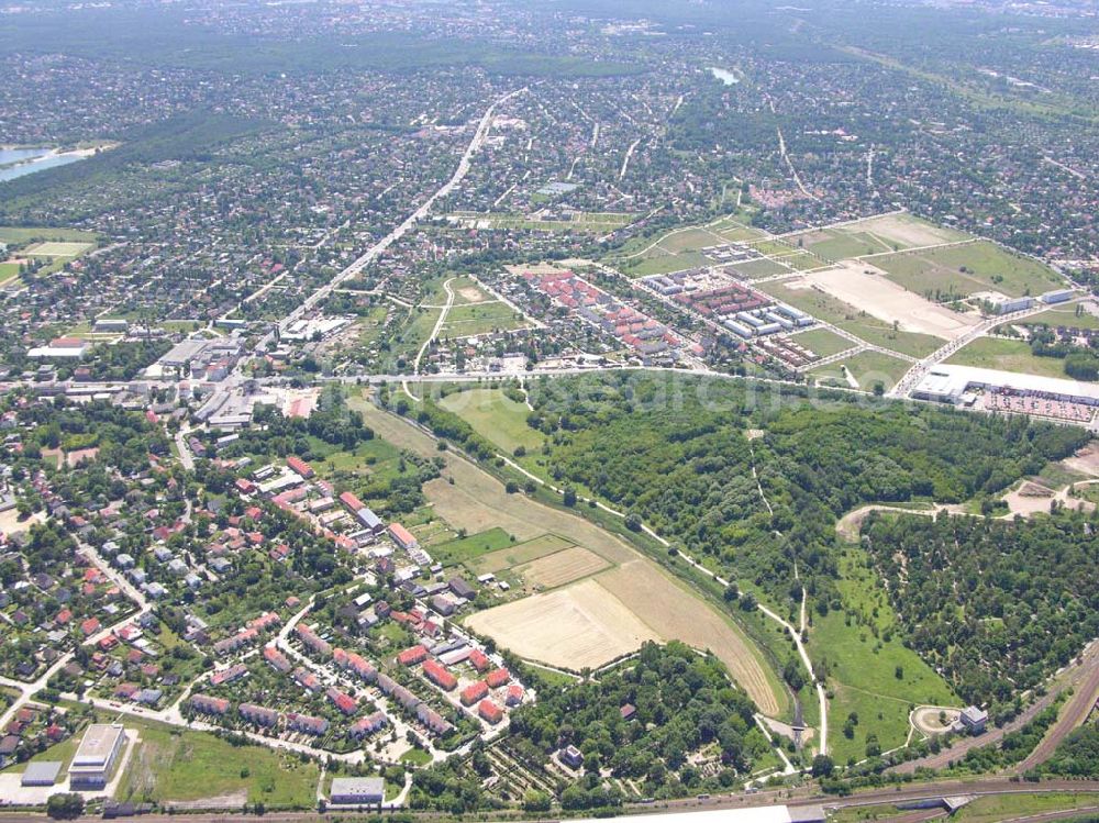 Berlin from above - Blick auf Kaulsdorf. Im Vordergrund ist der Wohnsiedlungsneubau der PREMIER-Deutschland GmbH, an der Dorfstr. Am Alten Dorfanger in Berlin-Kaulsdorf zu sehen