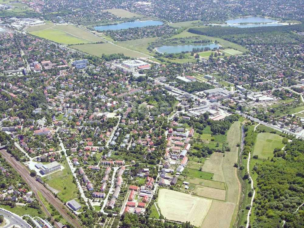 Aerial image Berlin - Blick auf Kaulsdorf. Im Vordergrund ist der Wohnsiedlungsneubau der PREMIER-Deutschland GmbH, an der Dorfstr. Am Alten Dorfanger in Berlin-Kaulsdorf zu sehen