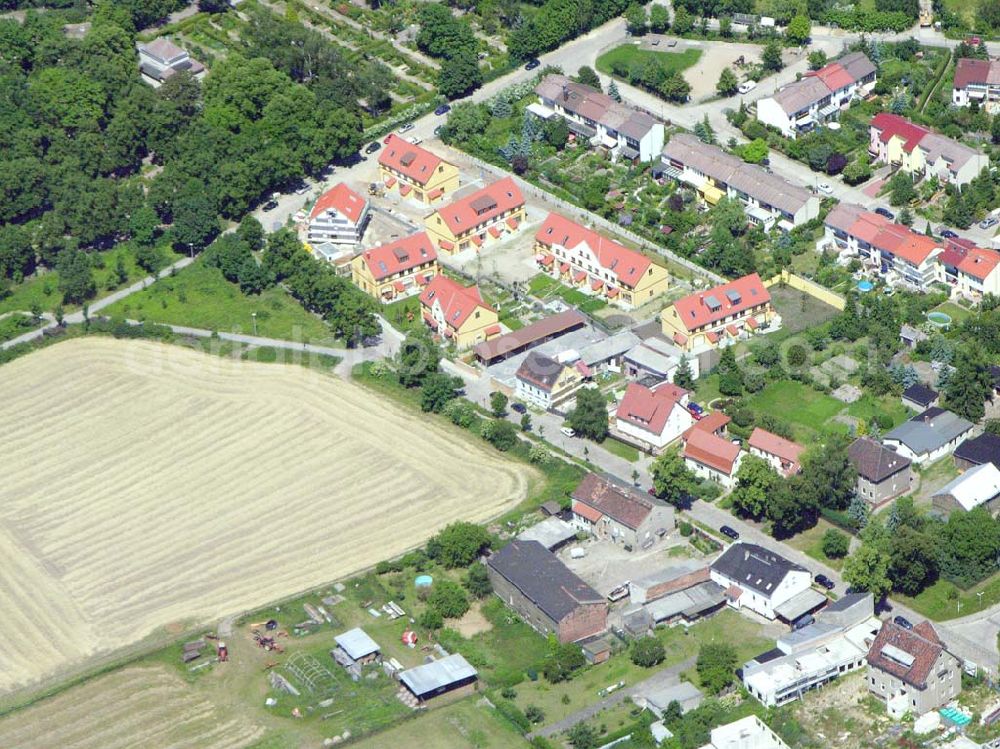 Aerial image Berlin - Berlin-Kaulsdorf,20.06.2005,Wohnsiedlungsneubau der PREMIER-Deutschland GmbH, an der Dorfstr. Am Alten Dorfanger in Berlin-Kaulsdorf