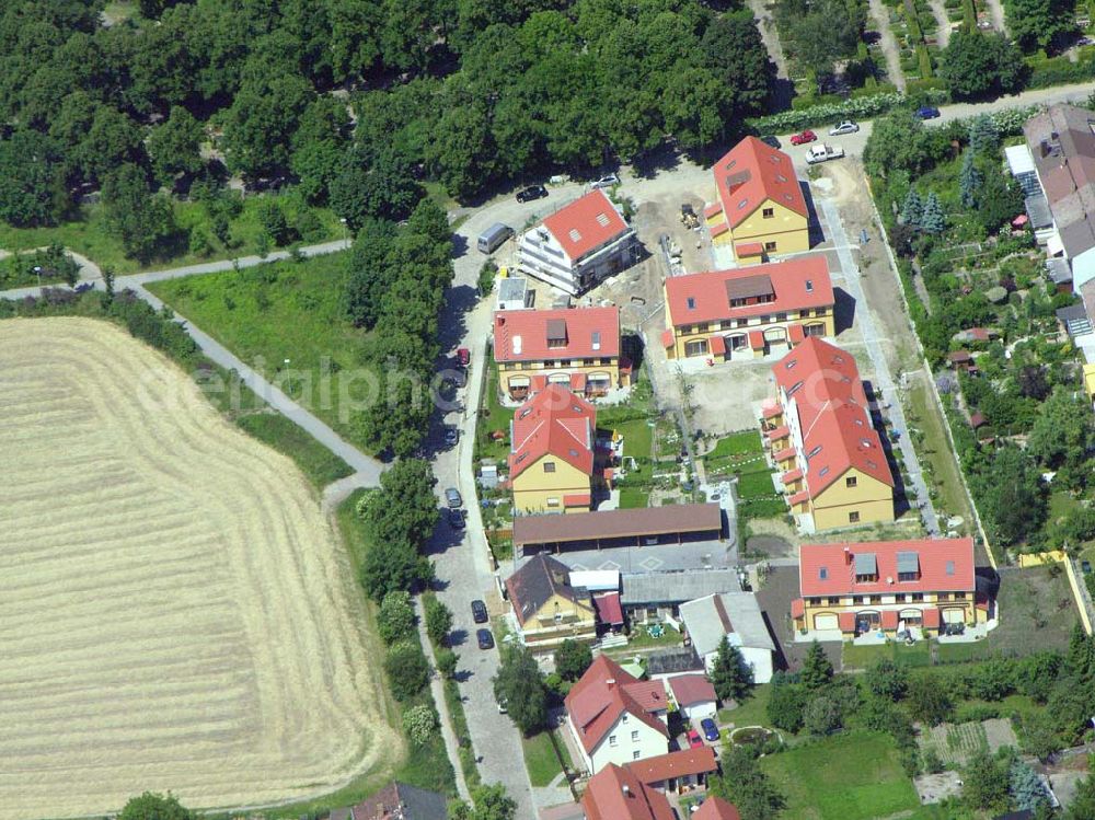 Berlin from the bird's eye view: Berlin-Kaulsdorf,20.06.2005,Wohnsiedlungsneubau der PREMIER-Deutschland GmbH, an der Dorfstr. Am Alten Dorfanger in Berlin-Kaulsdorf