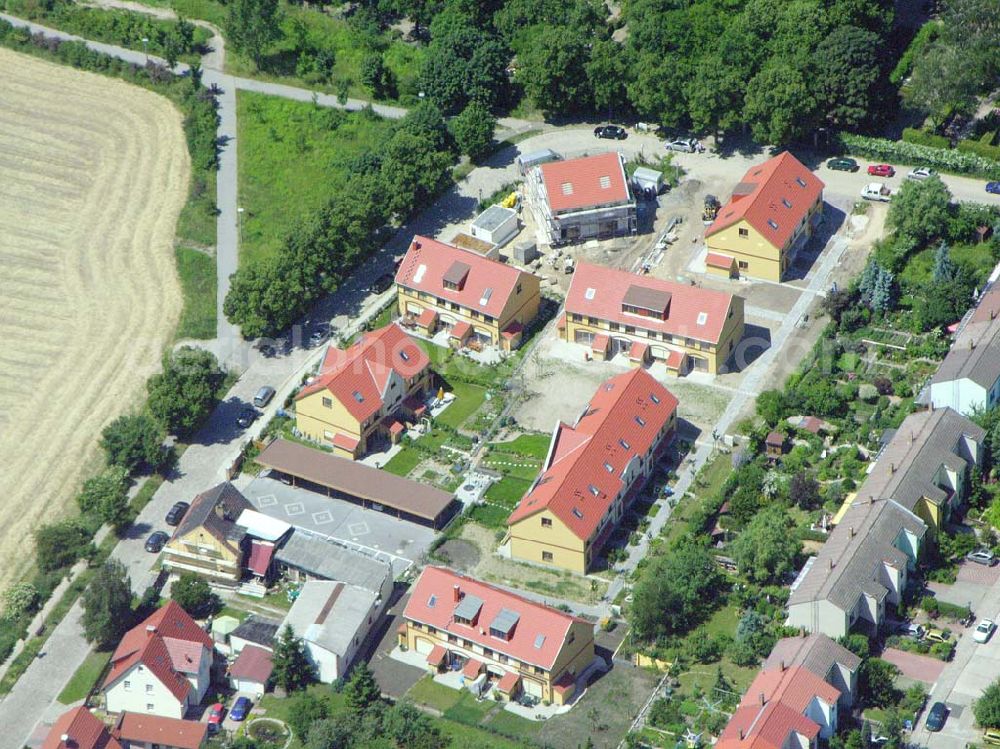 Aerial image Berlin - Berlin-Kaulsdorf,20.06.2005,Wohnsiedlungsneubau der PREMIER-Deutschland GmbH, an der Dorfstr. Am Alten Dorfanger in Berlin-Kaulsdorf