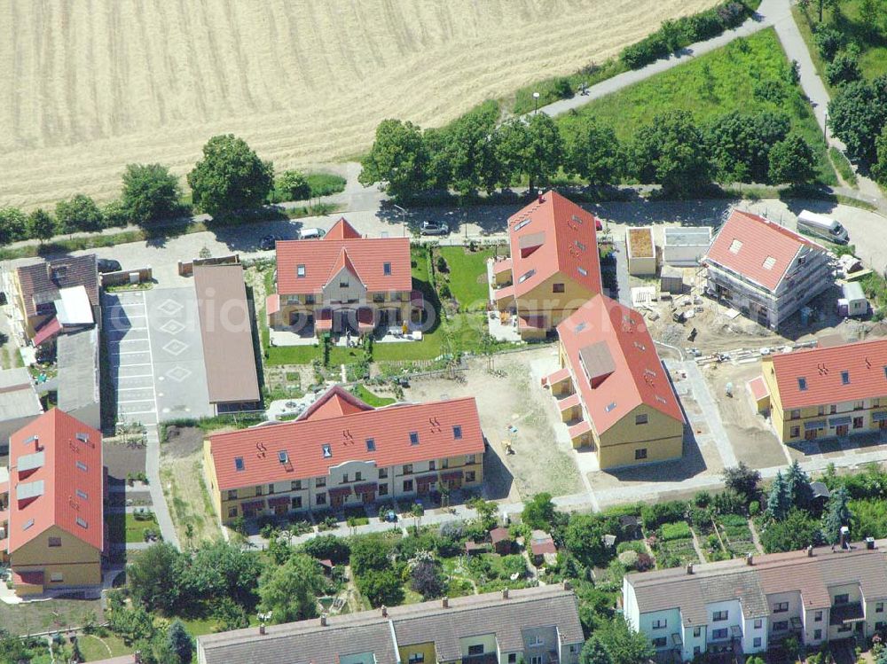 Aerial image Berlin - Berlin-Kaulsdorf,20.06.2005,Wohnsiedlungsneubau der PREMIER-Deutschland GmbH, an der Dorfstr. Am Alten Dorfanger in Berlin-Kaulsdorf