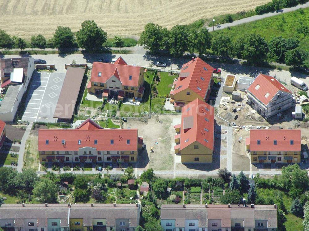 Aerial photograph Berlin - Berlin-Kaulsdorf,20.06.2005,Wohnsiedlungsneubau der PREMIER-Deutschland GmbH, an der Dorfstr. Am Alten Dorfanger in Berlin-Kaulsdorf