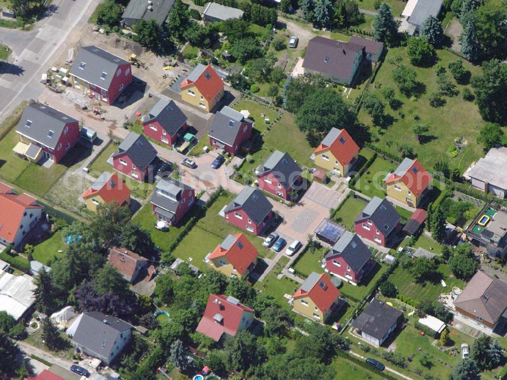 Aerial photograph Berlin - Berlin-Kaulsdorf,20.06.2005,Wohnsiedlungsneubau der PREMIER-Deutschland GmbH, an der Heerstr. Kaulsdorfer Garten in Berlin-Kaulsdorf