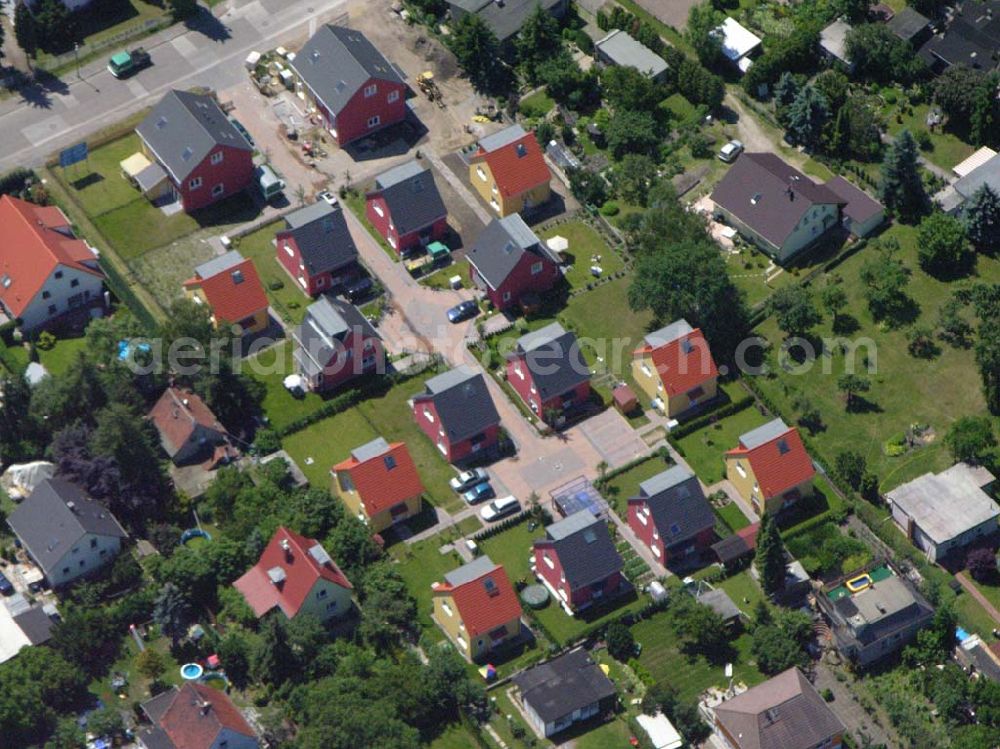 Berlin from above - Berlin-Kaulsdorf,20.06.2005,Wohnsiedlungsneubau der PREMIER-Deutschland GmbH, an der Heerstr. Kaulsdorfer Garten in Berlin-Kaulsdorf