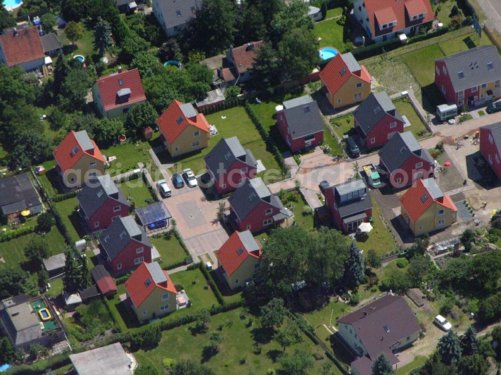 Aerial image Berlin - Berlin-Kaulsdorf,20.06.2005,Wohnsiedlungsneubau der PREMIER-Deutschland GmbH, an der Heerstr. Kaulsdorfer Garten in Berlin-Kaulsdorf