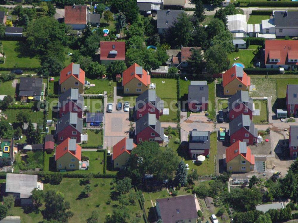 Aerial photograph Berlin - Berlin-Kaulsdorf,20.06.2005,Wohnsiedlungsneubau der PREMIER-Deutschland GmbH, an der Heerstr. Kaulsdorfer Garten in Berlin-Kaulsdorf