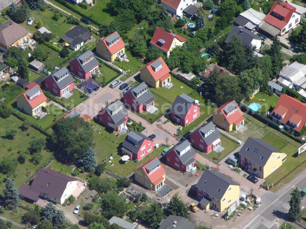 Berlin from the bird's eye view: Berlin-Kaulsdorf,20.06.2005,Wohnsiedlungsneubau der PREMIER-Deutschland GmbH, an der Heerstr. Kaulsdorfer Garten in Berlin-Kaulsdorf