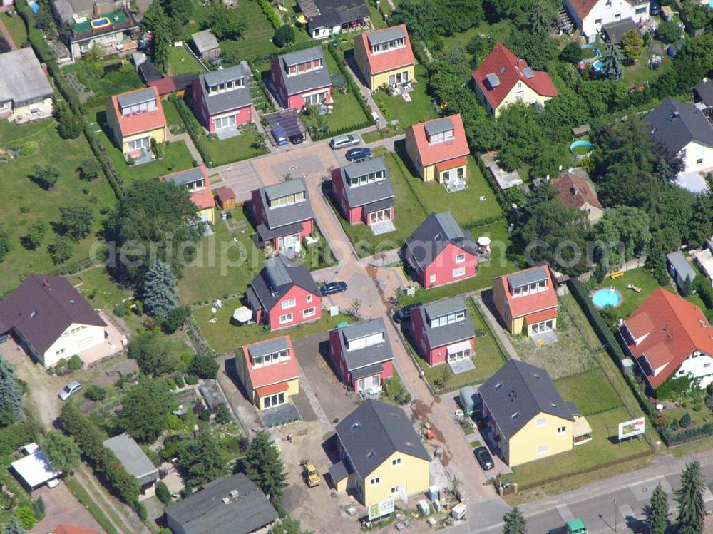 Aerial image Berlin - Berlin-Kaulsdorf,20.06.2005,Wohnsiedlungsneubau der PREMIER-Deutschland GmbH, an der Heerstr. Kaulsdorfer Garten in Berlin-Kaulsdorf