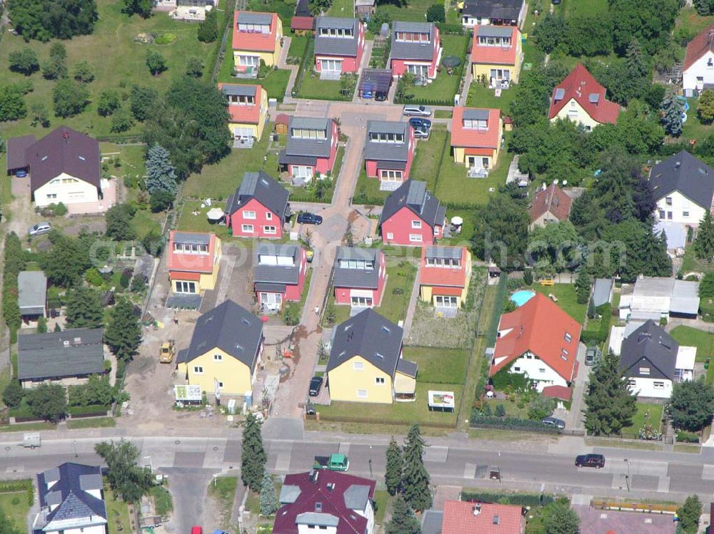 Aerial photograph Berlin - Berlin-Kaulsdorf,20.06.2005,Wohnsiedlungsneubau der PREMIER-Deutschland GmbH, an der Heerstr. Kaulsdorfer Garten in Berlin-Kaulsdorf