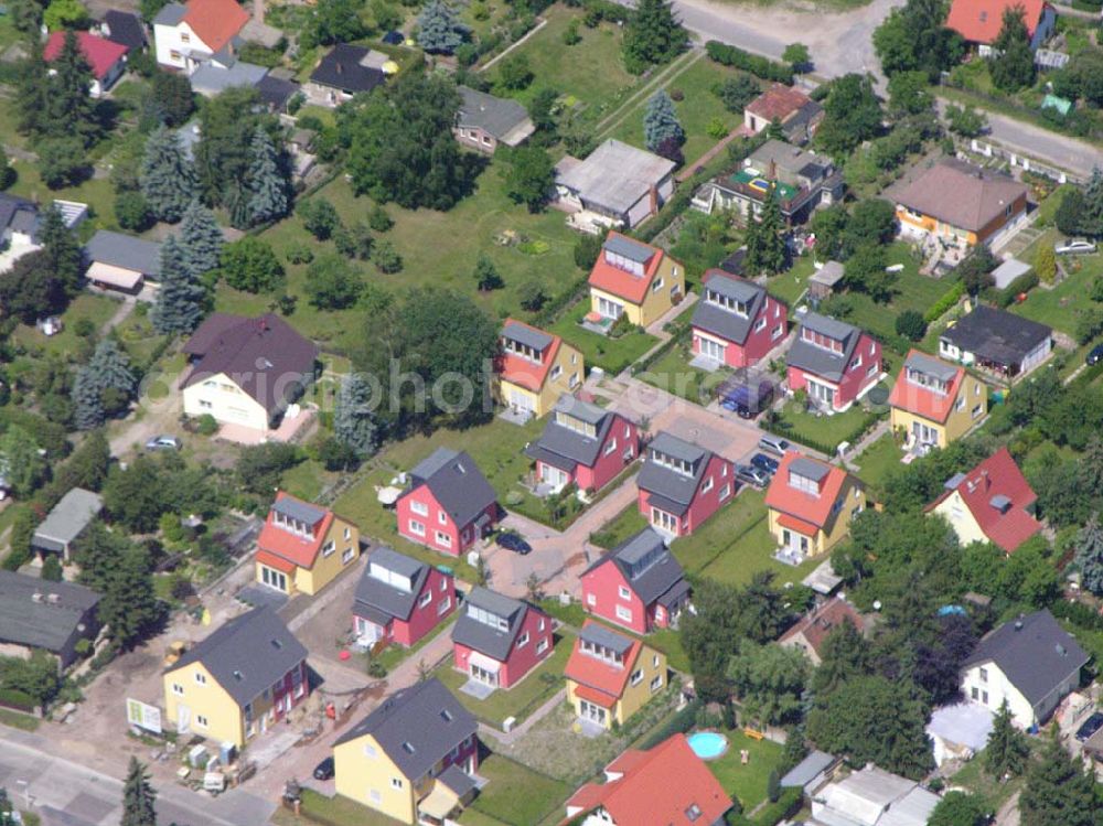 Berlin from above - Berlin-Kaulsdorf,20.06.2005,Wohnsiedlungsneubau der PREMIER-Deutschland GmbH, an der Heerstr. Kaulsdorfer Garten in Berlin-Kaulsdorf