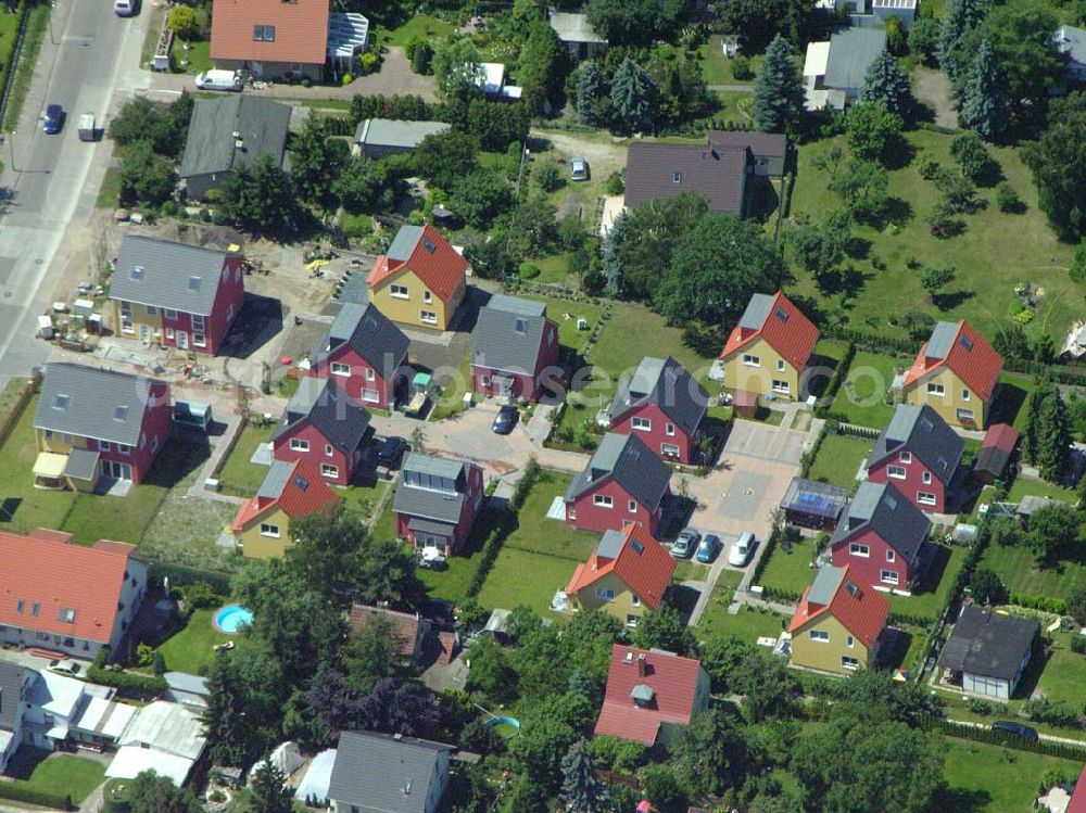 Berlin from above - Berlin-Kaulsdorf,20.06.2005,Wohnsiedlungsneubau der PREMIER-Deutschland GmbH, an der Heerstr. Kaulsdorfer Garten in Berlin-Kaulsdorf