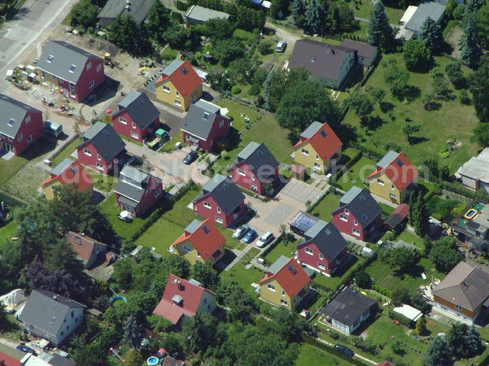 Berlin from the bird's eye view: Berlin-Kaulsdorf,20.06.2005,Wohnsiedlungsneubau der PREMIER-Deutschland GmbH, an der Heerstr. Kaulsdorfer Garten in Berlin-Kaulsdorf