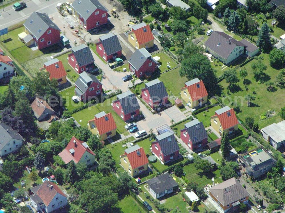 Aerial image Berlin - Berlin-Kaulsdorf,20.06.2005,Wohnsiedlungsneubau der PREMIER-Deutschland GmbH, an der Heerstr. Kaulsdorfer Garten in Berlin-Kaulsdorf