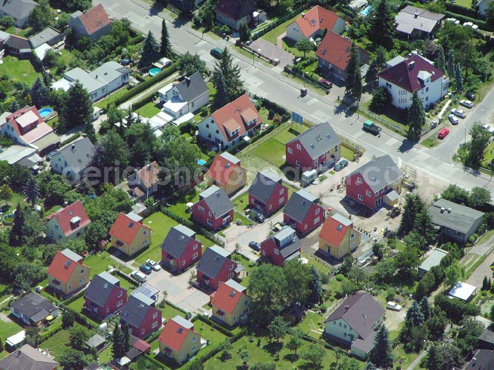 Berlin from the bird's eye view: Berlin-Kaulsdorf,20.06.2005,Wohnsiedlungsneubau der PREMIER-Deutschland GmbH, an der Heerstr. Kaulsdorfer Garten in Berlin-Kaulsdorf