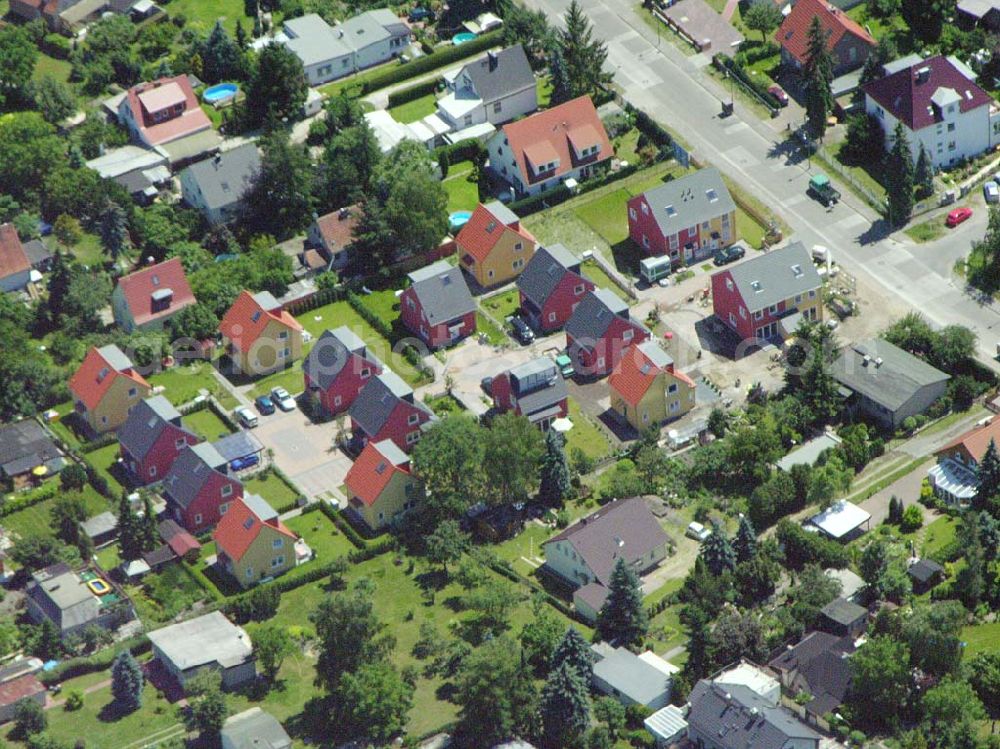 Aerial image Berlin - Berlin-Kaulsdorf,20.06.2005,Wohnsiedlungsneubau der PREMIER-Deutschland GmbH, an der Heerstr. Kaulsdorfer Garten in Berlin-Kaulsdorf