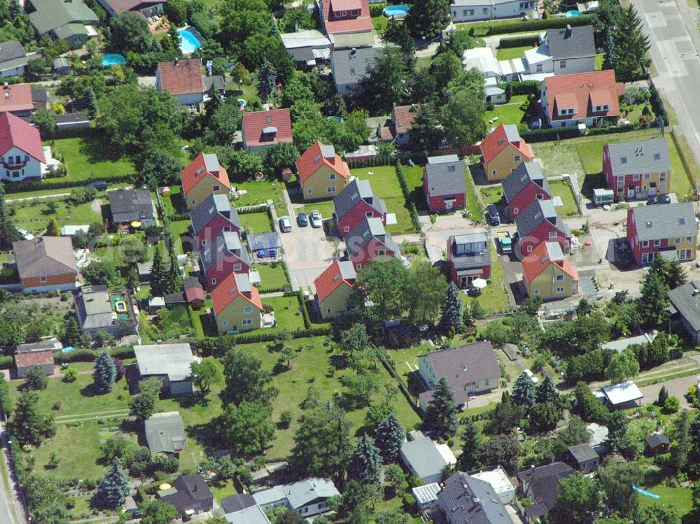 Aerial photograph Berlin - Berlin-Kaulsdorf,20.06.2005,Wohnsiedlungsneubau der PREMIER-Deutschland GmbH, an der Heerstr. Kaulsdorfer Garten in Berlin-Kaulsdorf