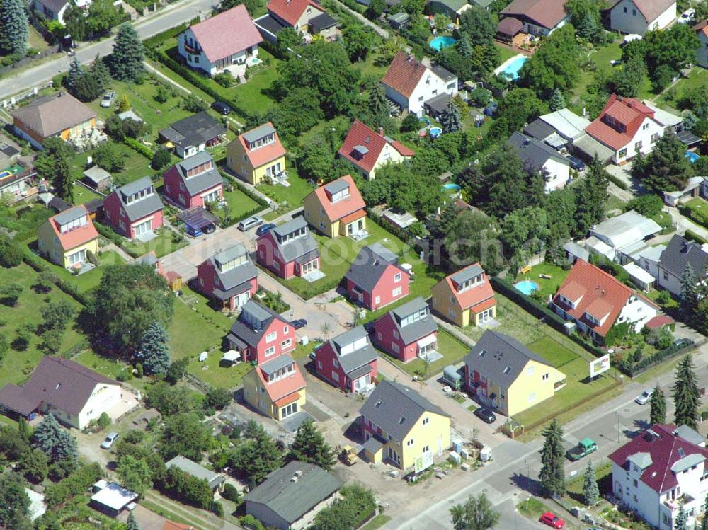 Berlin from above - Berlin-Kaulsdorf,20.06.2005,Wohnsiedlungsneubau der PREMIER-Deutschland GmbH, an der Heerstr. Kaulsdorfer Garten in Berlin-Kaulsdorf