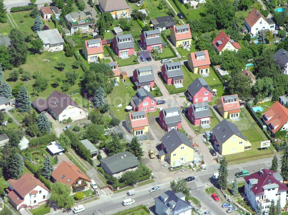 Berlin from the bird's eye view: Berlin-Kaulsdorf,20.06.2005,Wohnsiedlungsneubau der PREMIER-Deutschland GmbH, an der Heerstr. Kaulsdorfer Garten in Berlin-Kaulsdorf