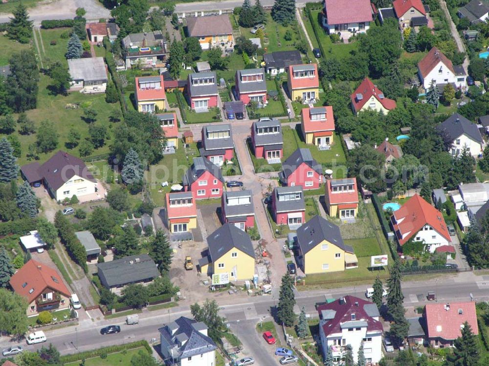 Aerial image Berlin - Berlin-Kaulsdorf,20.06.2005,Wohnsiedlungsneubau der PREMIER-Deutschland GmbH, an der Heerstr. Kaulsdorfer Garten in Berlin-Kaulsdorf