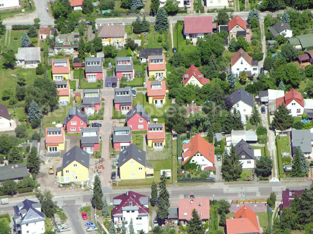 Aerial photograph Berlin - Berlin-Kaulsdorf,20.06.2005,Wohnsiedlungsneubau der PREMIER-Deutschland GmbH, an der Heerstr. Kaulsdorfer Garten in Berlin-Kaulsdorf