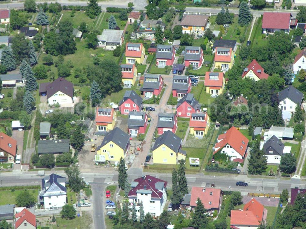 Berlin from above - Berlin-Kaulsdorf,20.06.2005,Wohnsiedlungsneubau der PREMIER-Deutschland GmbH, an der Heerstr. Kaulsdorfer Garten in Berlin-Kaulsdorf