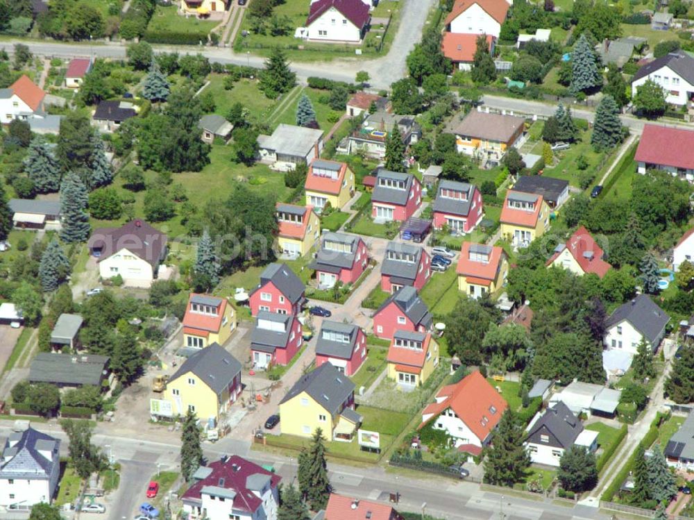 Berlin from the bird's eye view: Berlin-Kaulsdorf,20.06.2005,Wohnsiedlungsneubau der PREMIER-Deutschland GmbH, an der Heerstr. Kaulsdorfer Garten in Berlin-Kaulsdorf