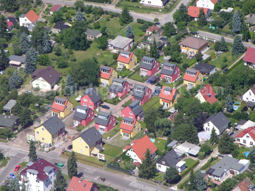 Aerial image Berlin - Berlin-Kaulsdorf,20.06.2005,Wohnsiedlungsneubau der PREMIER-Deutschland GmbH, an der Heerstr. Kaulsdorfer Garten in Berlin-Kaulsdorf