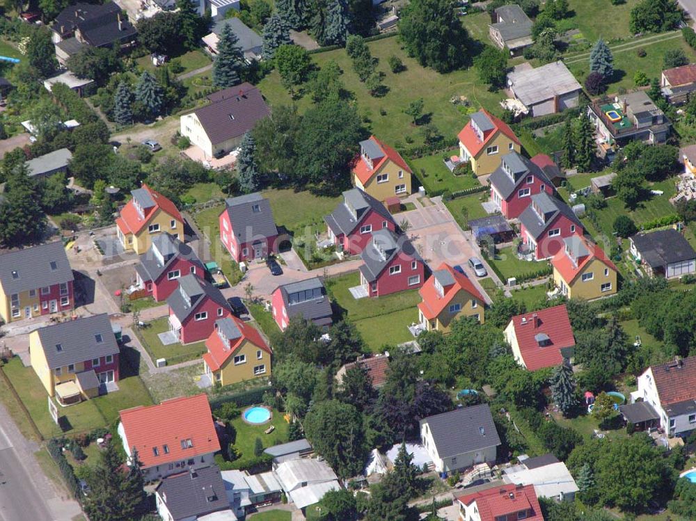 Aerial photograph Berlin - Berlin-Kaulsdorf,20.06.2005,Wohnsiedlungsneubau der PREMIER-Deutschland GmbH, an der Heerstr. Kaulsdorfer Garten in Berlin-Kaulsdorf