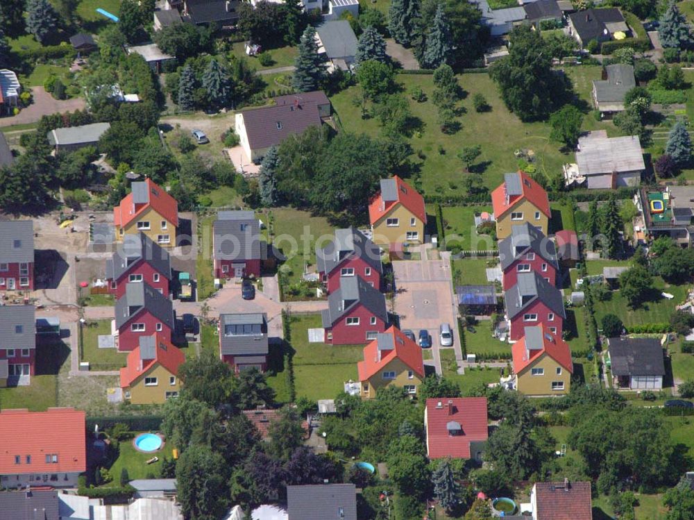 Berlin from above - Berlin-Kaulsdorf,20.06.2005,Wohnsiedlungsneubau der PREMIER-Deutschland GmbH, an der Heerstr. Kaulsdorfer Garten in Berlin-Kaulsdorf