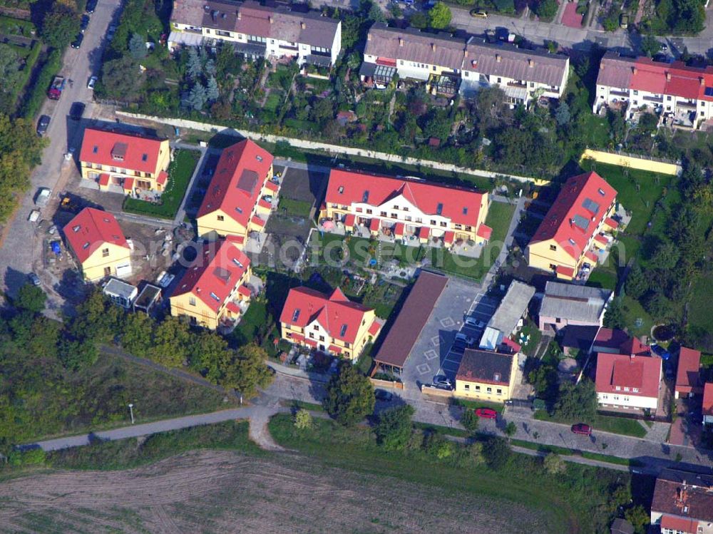 Aerial photograph Berlin-Kaulsdorf - 05.10.2005 Berlin-Kaulsdorf Wohnsiedlungsneubau der PREMIER-Deutschland GmbH, an der Dorfstr. Am Alten Dorfanger in Berlin-Kaulsdorf