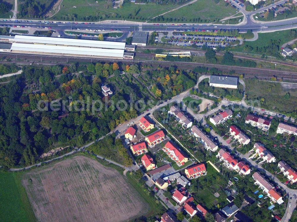 Berlin-Kaulsdorf from the bird's eye view: 05.10.2005 Berlin-Kaulsdorf Wohnsiedlungsneubau der PREMIER-Deutschland GmbH, an der Dorfstr. Am Alten Dorfanger in Berlin-Kaulsdorf