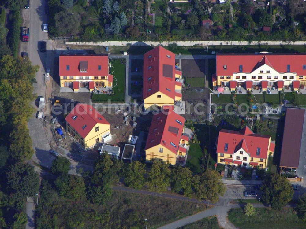 Aerial image Berlin-Kaulsdorf - 05.10.2005 Berlin-Kaulsdorf Wohnsiedlungsneubau der PREMIER-Deutschland GmbH, an der Dorfstr. Am Alten Dorfanger in Berlin-Kaulsdorf