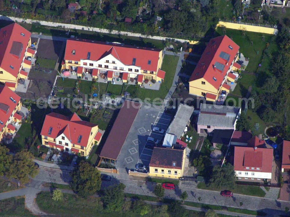 Aerial photograph Berlin-Kaulsdorf - 05.10.2005 Berlin-Kaulsdorf Wohnsiedlungsneubau der PREMIER-Deutschland GmbH, an der Dorfstr. Am Alten Dorfanger in Berlin-Kaulsdorf