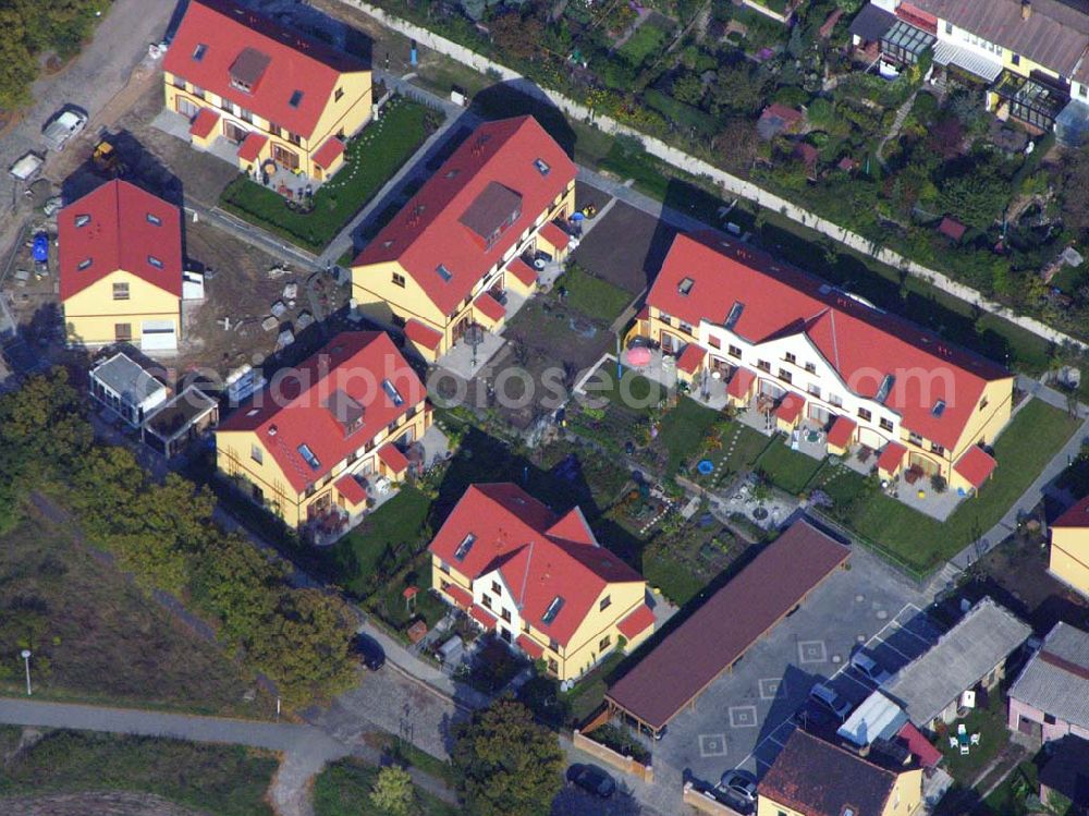 Berlin-Kaulsdorf from above - 05.10.2005 Berlin-Kaulsdorf Wohnsiedlungsneubau der PREMIER-Deutschland GmbH, an der Dorfstr. Am Alten Dorfanger in Berlin-Kaulsdorf