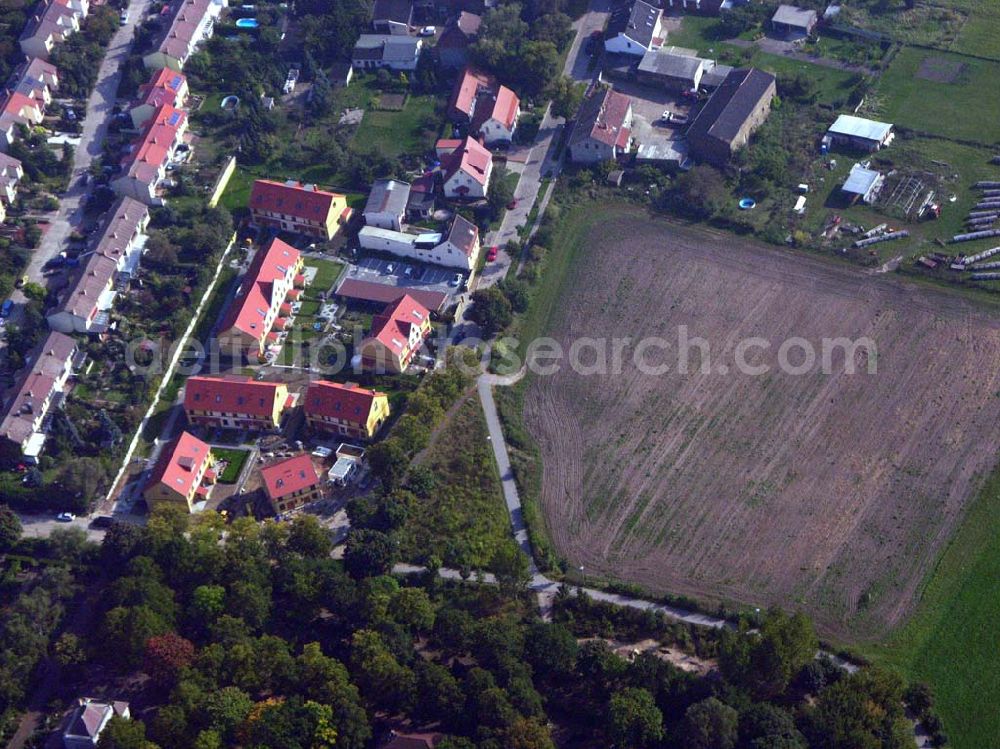 Berlin-Kaulsdorf from the bird's eye view: 05.10.2005 Berlin-Kaulsdorf Wohnsiedlungsneubau der PREMIER-Deutschland GmbH, an der Dorfstr. Am Alten Dorfanger in Berlin-Kaulsdorf