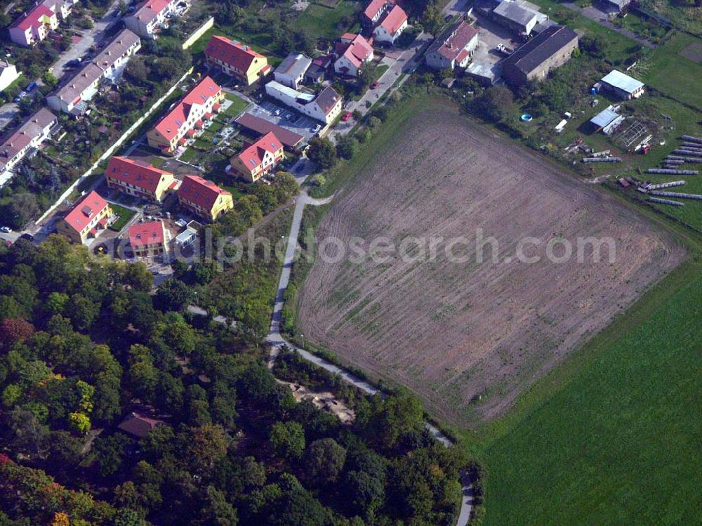 Aerial image Berlin-Kaulsdorf - 05.10.2005 Berlin-Kaulsdorf Wohnsiedlungsneubau der PREMIER-Deutschland GmbH, an der Dorfstr. Am Alten Dorfanger in Berlin-Kaulsdorf