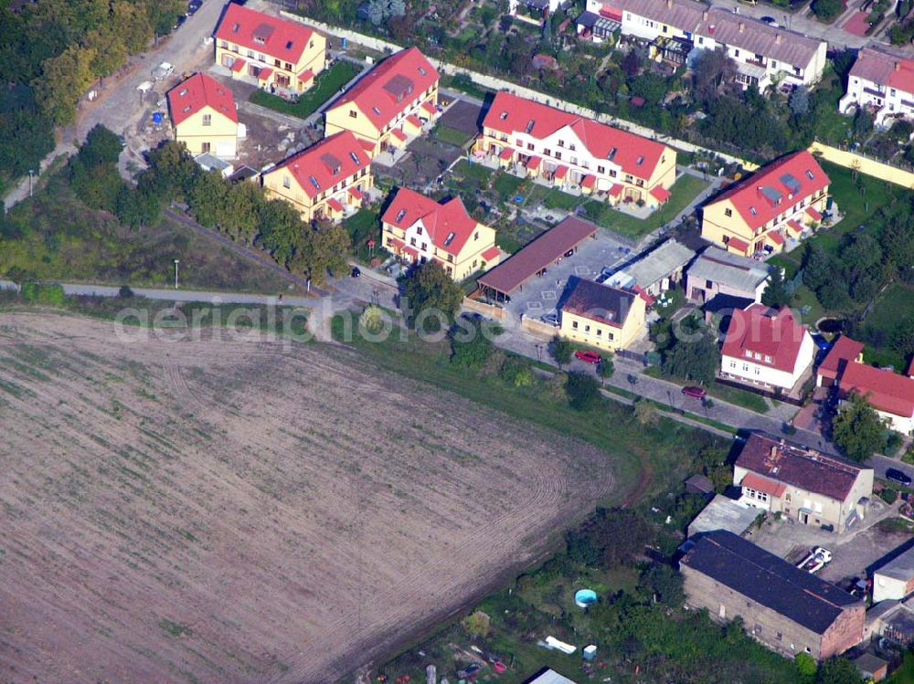 Berlin-Kaulsdorf from above - 05.10.2005 Berlin-Kaulsdorf Wohnsiedlungsneubau der PREMIER-Deutschland GmbH, an der Dorfstr. Am Alten Dorfanger in Berlin-Kaulsdorf