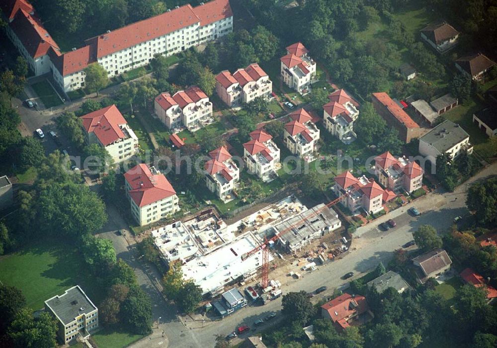 Aerial image Berlin-Pankow - 05.10.2005 Berlin-Pankow Exklusive Eigentumswohnungen in Berlin-Pankow/Niederschönhausen. In der Waldstrasse/Ecke Kuckhoffstrasse ist ein Wohnquartier entstanden, dass in ganz Berlin seinesgleichen suchen wird - „Wohnen am Konsulat“. Zwei edle Wohnpalais mit insgesamt 18 Wohnungen sind im Bau und werden im Juni 2006 bezugsfertig sein. Die Wohnungen sind modernes Beispiel für städtisches Leben mit allem Komfort.