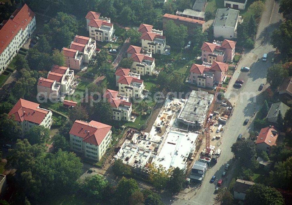 Aerial image Berlin-Pankow - 05.10.2005 Berlin-Pankow Exklusive Eigentumswohnungen in Berlin-Pankow/Niederschönhausen. In der Waldstrasse/Ecke Kuckhoffstrasse ist ein Wohnquartier entstanden, dass in ganz Berlin seinesgleichen suchen wird - „Wohnen am Konsulat“. Zwei edle Wohnpalais mit insgesamt 18 Wohnungen sind im Bau und werden im Juni 2006 bezugsfertig sein. Die Wohnungen sind modernes Beispiel für städtisches Leben mit allem Komfort.