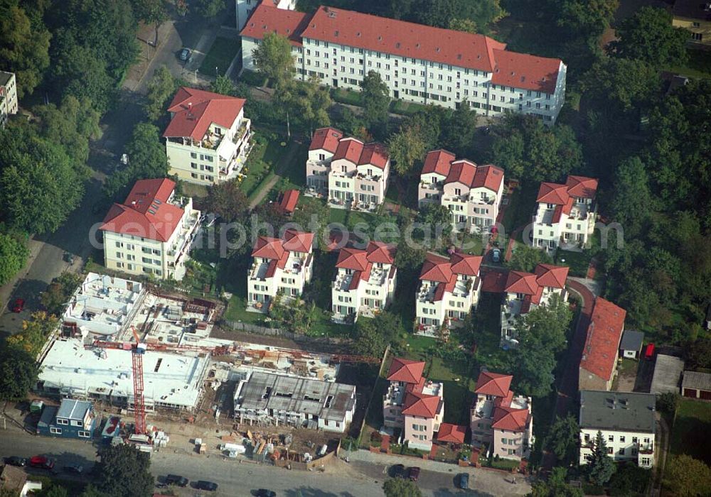 Aerial photograph Berlin-Pankow - 05.10.2005 Berlin-Pankow Exklusive Eigentumswohnungen in Berlin-Pankow/Niederschönhausen. In der Waldstrasse/Ecke Kuckhoffstrasse ist ein Wohnquartier entstanden, dass in ganz Berlin seinesgleichen suchen wird - „Wohnen am Konsulat“. Zwei edle Wohnpalais mit insgesamt 18 Wohnungen sind im Bau und werden im Juni 2006 bezugsfertig sein. Die Wohnungen sind modernes Beispiel für städtisches Leben mit allem Komfort.