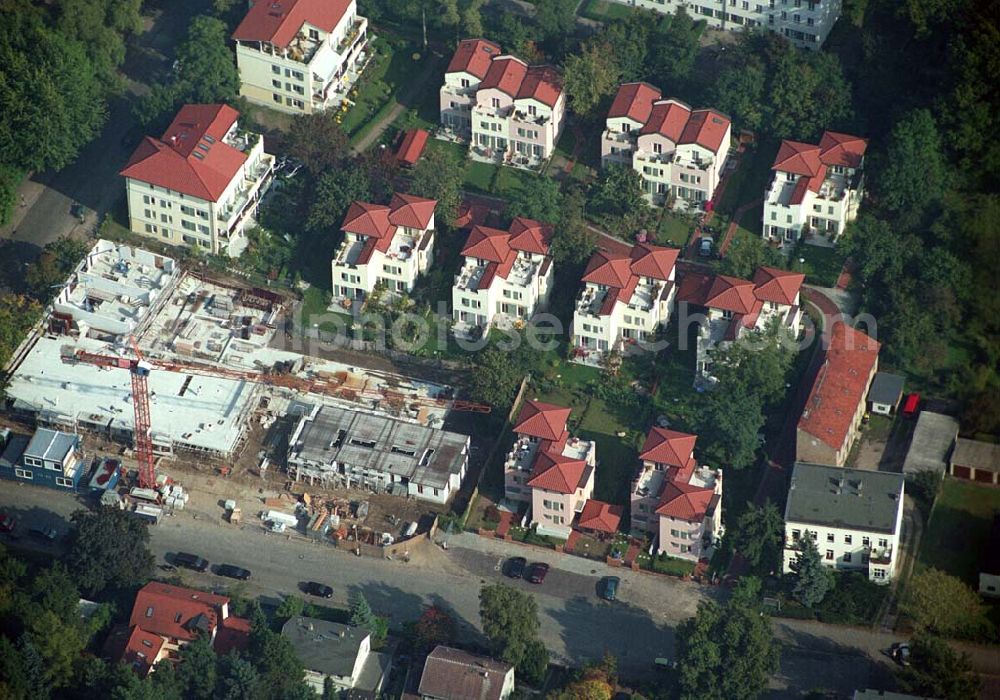 Berlin-Pankow from above - 05.10.2005 Berlin-Pankow Exklusive Eigentumswohnungen in Berlin-Pankow/Niederschönhausen. In der Waldstrasse/Ecke Kuckhoffstrasse ist ein Wohnquartier entstanden, dass in ganz Berlin seinesgleichen suchen wird - „Wohnen am Konsulat“. Zwei edle Wohnpalais mit insgesamt 18 Wohnungen sind im Bau und werden im Juni 2006 bezugsfertig sein. Die Wohnungen sind modernes Beispiel für städtisches Leben mit allem Komfort.