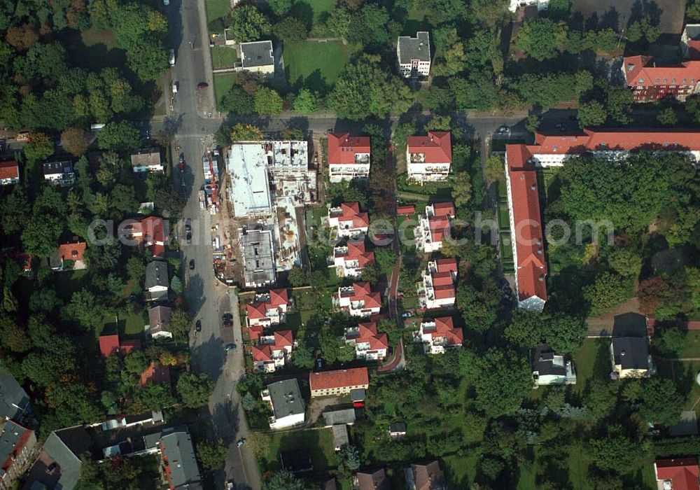 Berlin-Pankow from the bird's eye view: 05.10.2005 Berlin-Pankow Exklusive Eigentumswohnungen in Berlin-Pankow/Niederschönhausen. In der Waldstrasse/Ecke Kuckhoffstrasse ist ein Wohnquartier entstanden, dass in ganz Berlin seinesgleichen suchen wird - „Wohnen am Konsulat“. Zwei edle Wohnpalais mit insgesamt 18 Wohnungen sind im Bau und werden im Juni 2006 bezugsfertig sein. Die Wohnungen sind modernes Beispiel für städtisches Leben mit allem Komfort.