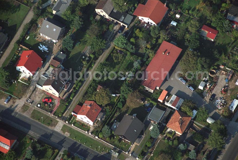 Aerial photograph Berlin-Kaulsdorf - Einfamilienhaussiedlung am Wilhelmsmühlenweg in 12621 BERLIN-Kaulsdorf