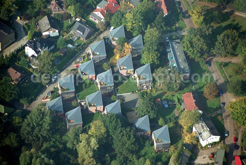 Berlin from the bird's eye view: Exklusive Eigentumswohnungen in Berlin-Pankow / Niederschönhausen. In der Waldstrasse/Ecke Kuckhoffstrasse ist ein Wohnquartier entstanden, dass in ganz Berlin seinesgleichen suchen wird - „Wohnen am Konsulat“. Zwei edle Wohnpalais mit insgesamt 18 Wohnungen sind im Bau und werden im Juni 2006 bezugsfertig sein.