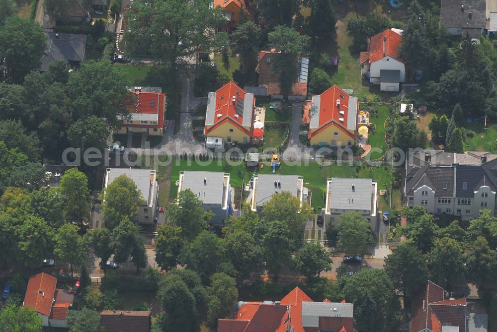 Berlin from the bird's eye view: 30.07.2006 Berlin Wohnsiedlungsneubau der PREMIER-Deutschland GmbH, an der Bondickenstr./Nimrodstr. in Berlin-Reinickendorf