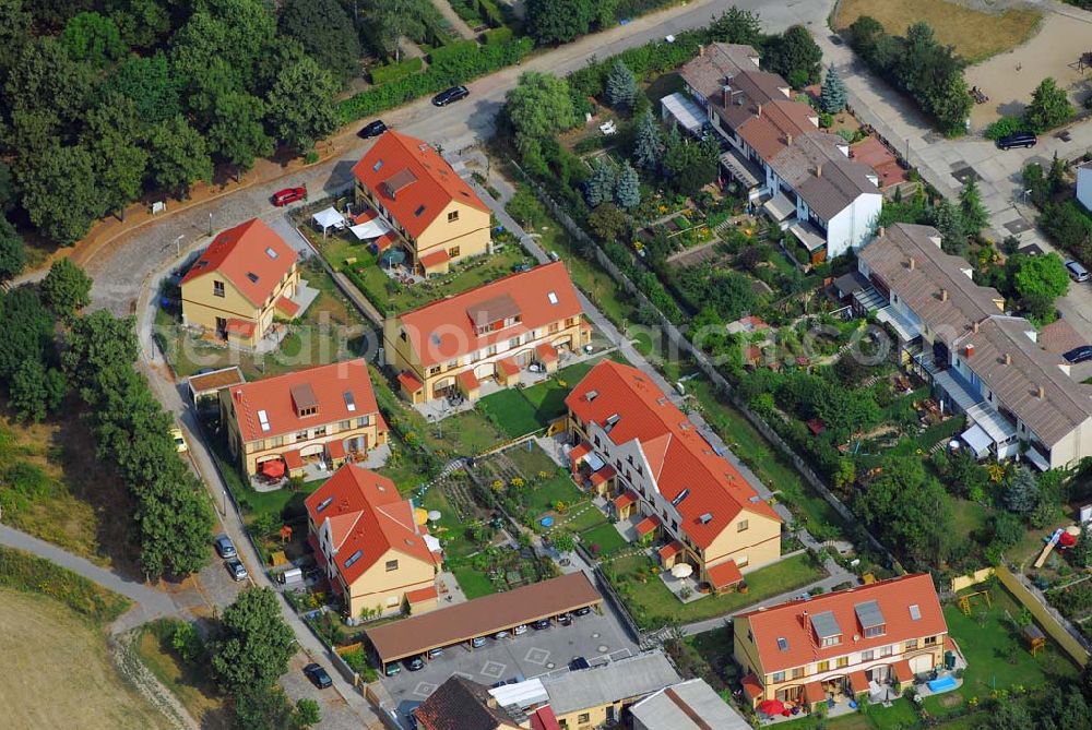 Berlin from above - Wohnsiedlungsneubau der PREMIER-Deutschland GmbH, an der Dorfstr. Am Alten Dorfanger in Berlin-Kaulsdorf